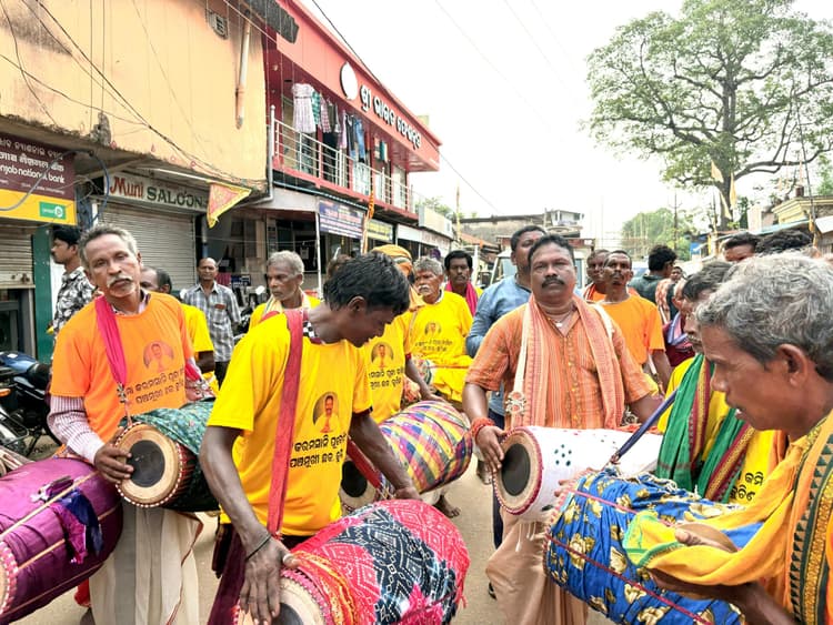 Sambalpur News: मां करमसानी की हुई पूजा, श्रद्धालुओं के साथ जमकर झूमे मंत्री रवि नारायण नायक