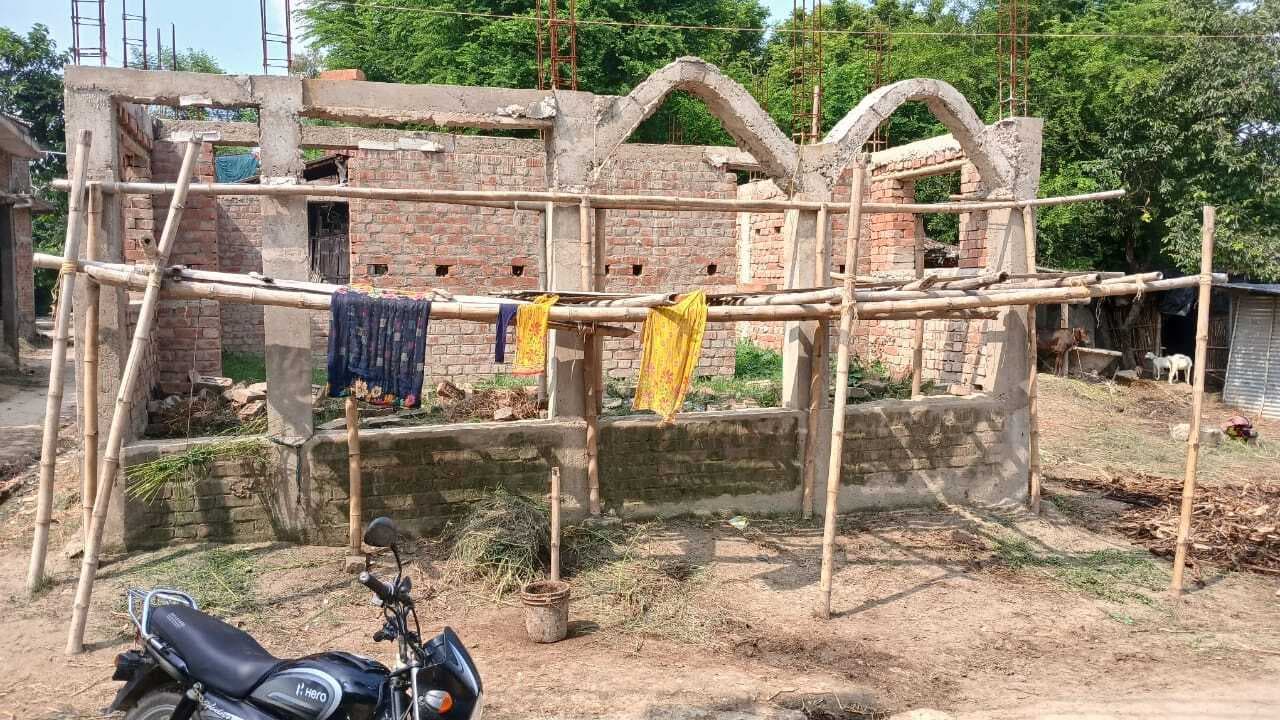 Darbhanga News: किस्मत बांचने के लिए एक दरवाजे से दूसरे दरवाजे पर नित्य भटक रहे नौनिहाल