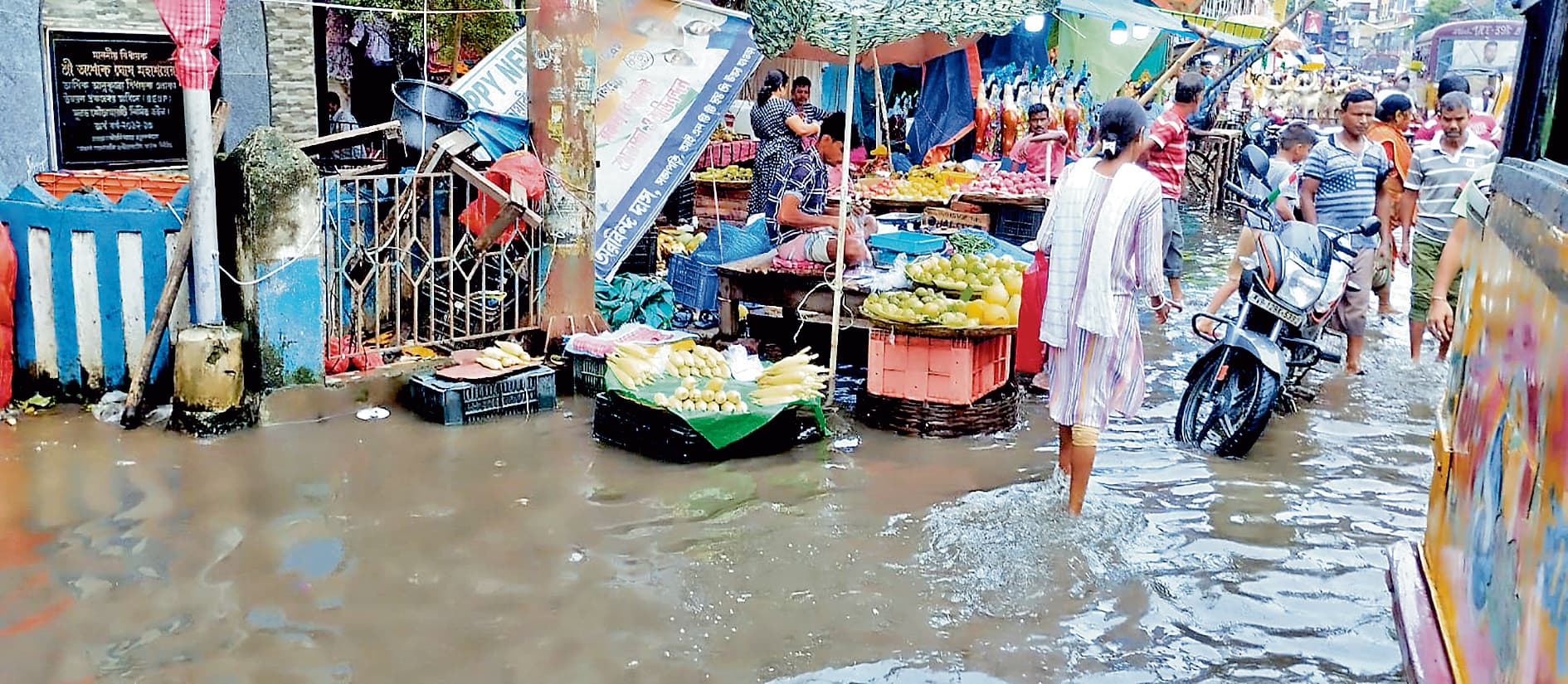 भारी बारिश के बाद हावड़ा के कई इलाकों में जलजमाव