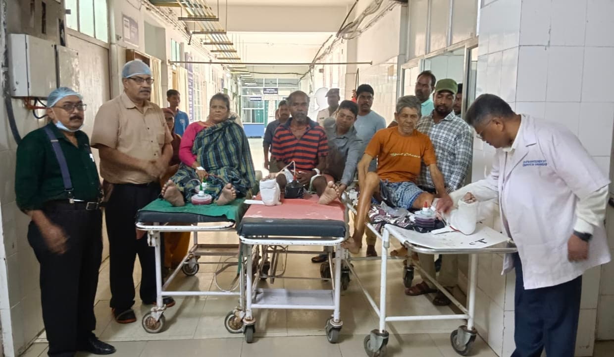 Dhanbad News : एसएनएमएमसीएच में दो मरीजों की हुई सिमेंट लेस टोटल हिप सर्जरी