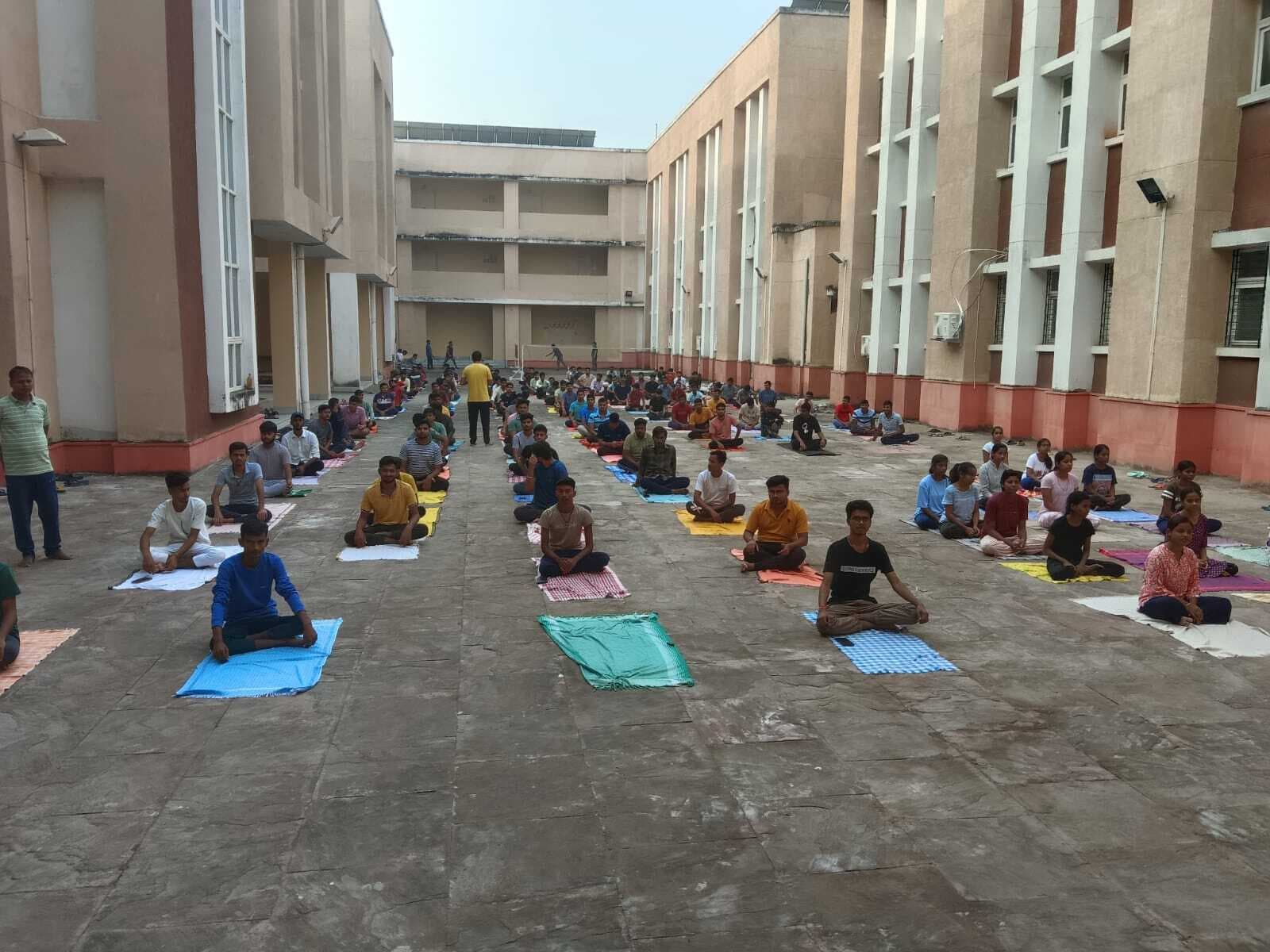 महाविद्यालय अपने छात्रों को विभिन्न गतिविधियों में भाग लेने के लिए करता है प्रोत्साहितः प्राचार्य