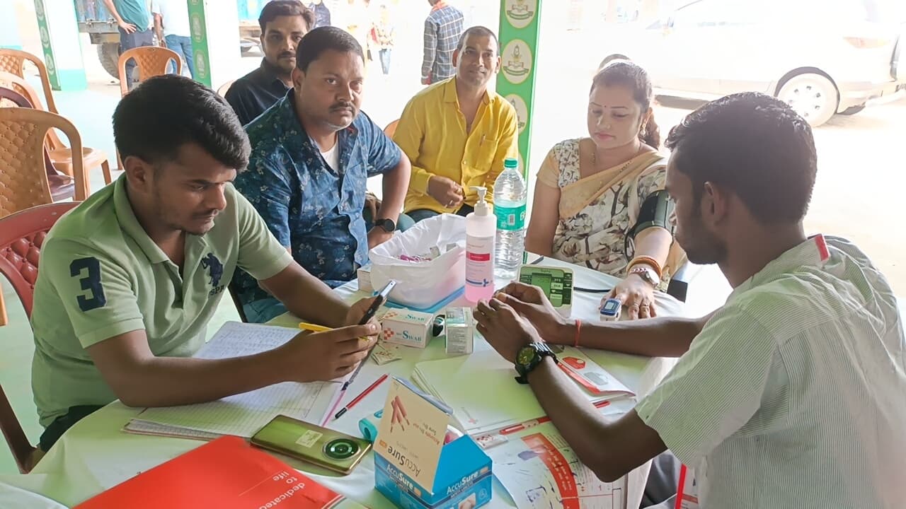 नवीन नगर में स्वाथ्य शिविर लोगों ने करायी जांच