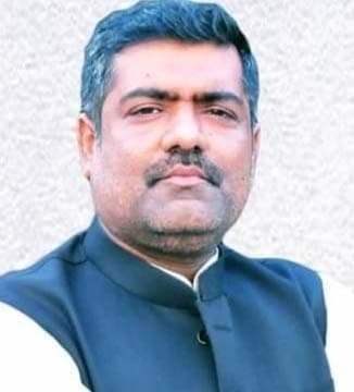 सड़क-पुल पर पार्किग ने बढ़ा दी है राहगीरों की मुश्किलें