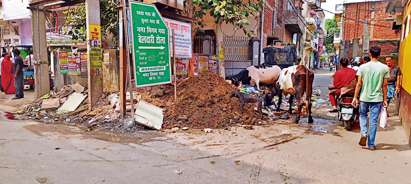 Gaya News : कचरा डंपिंग प्वाइंट पर लोग फेंक दे रहे घरों का मलबा