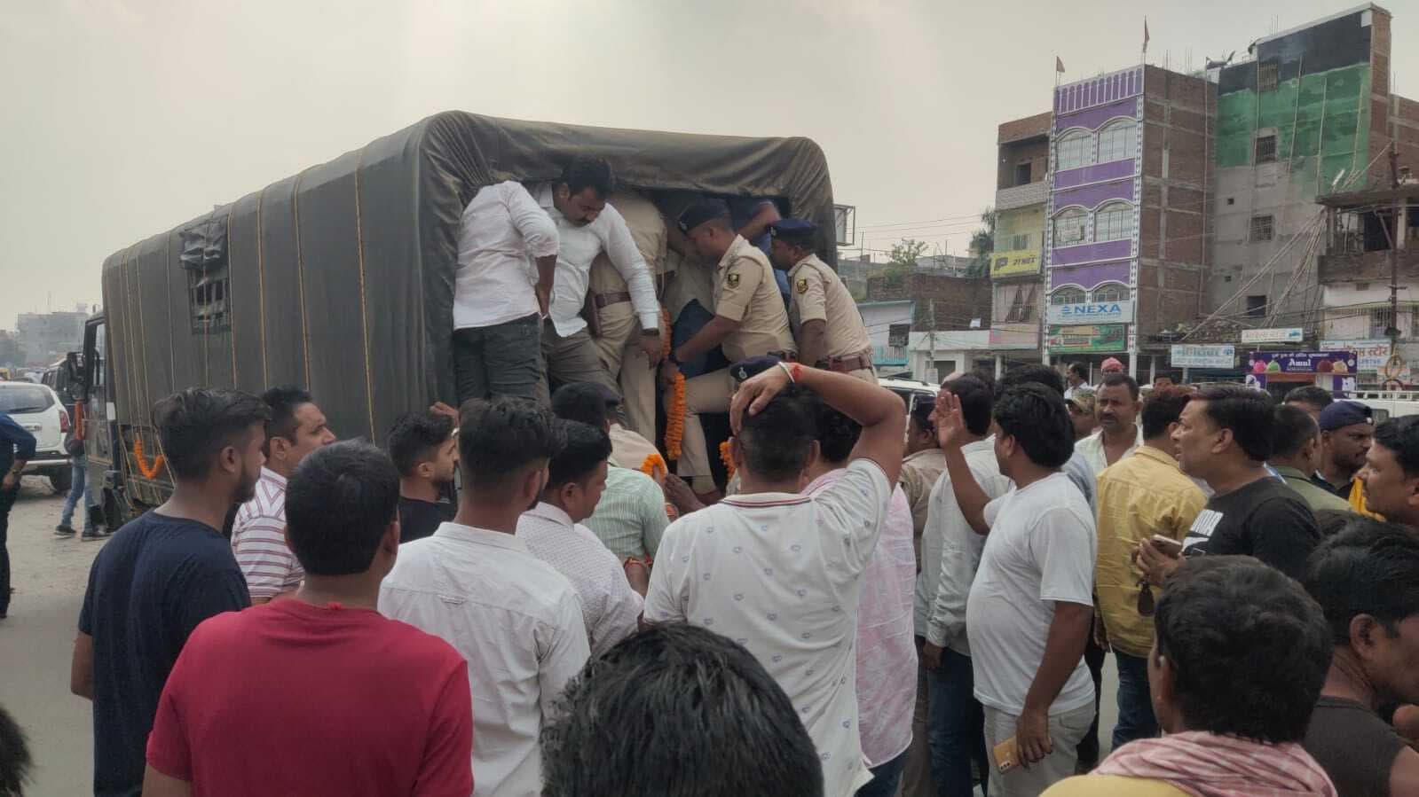 भीगी पलकों से साथी को श्रद्धांजलि, पुराने दिन याद किये