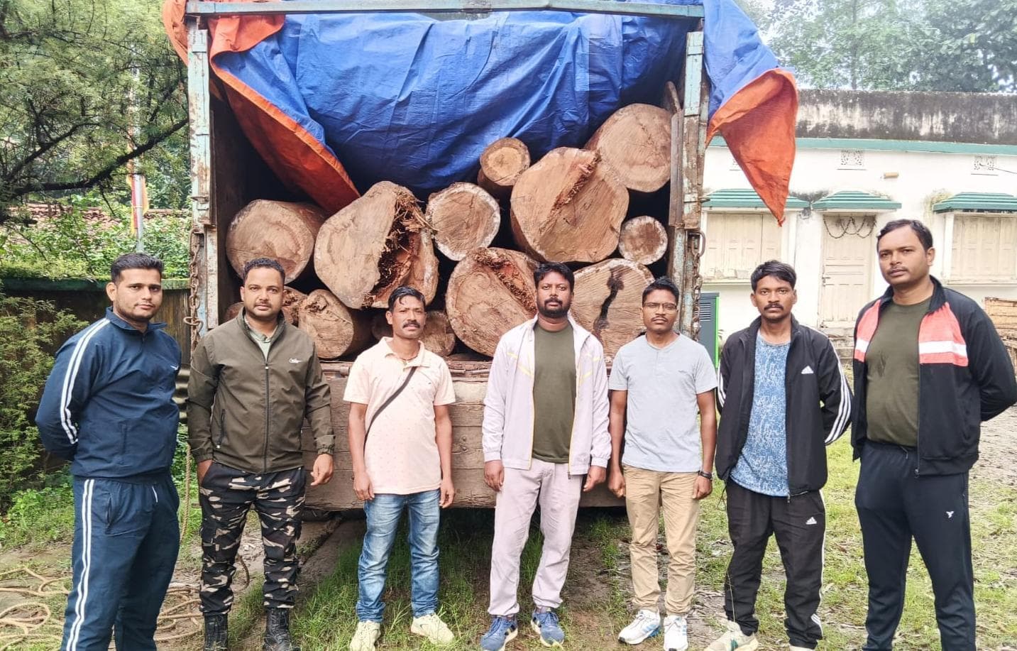 वन विभाग ने 53 पीस साल के बोटे लदे ट्रक किया जब्त, चालक गिरफ्तार