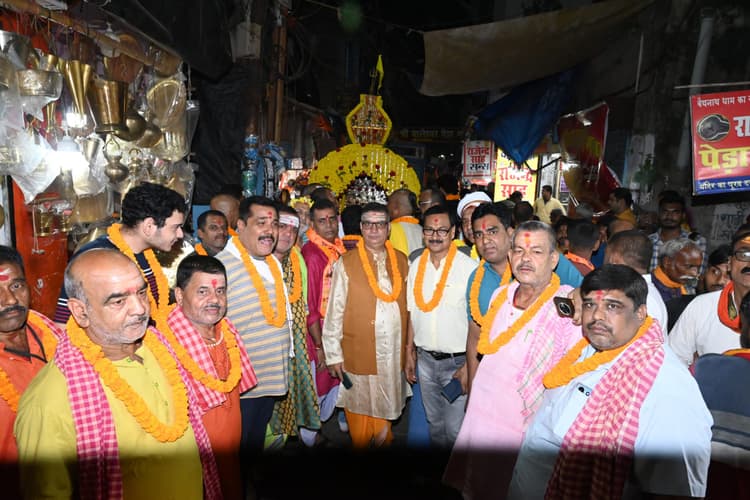 बाबा मंदिर से निकली भव्य शोभायात्रा, मासव्यापी कीर्तन आज से