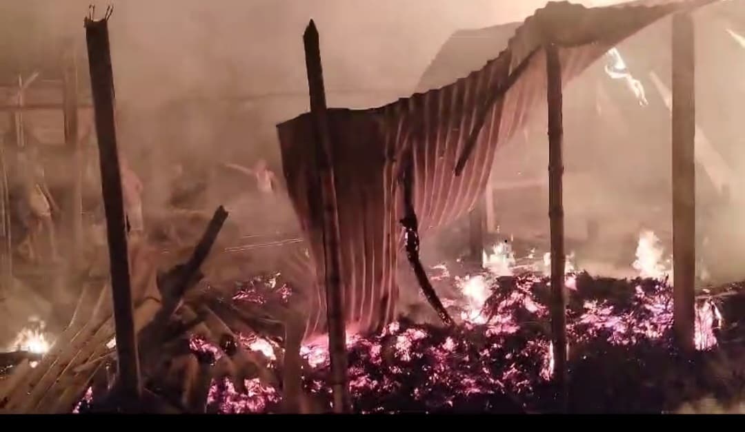 आग लगने से हजारों की संपत्ति स्वाहा, दो पशुओं की मौत, दो झुलसे