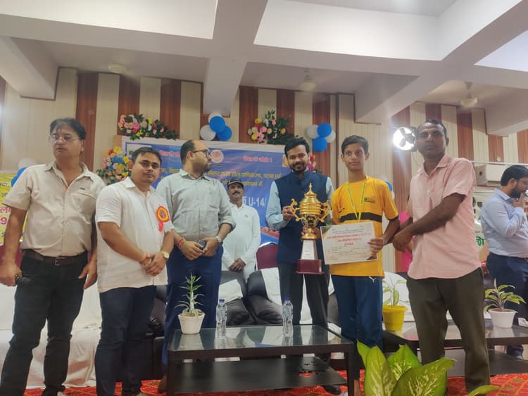 राज्य- स्तरीय विद्यालय शतरंज प्रतियोगिता (अंडर-17) में आयुष बने चैंपियन