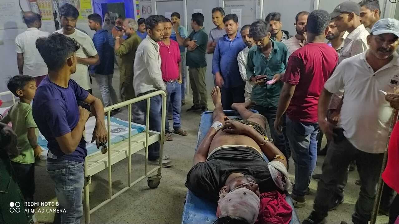 ट्रैक्टर की टक्कर से बाइक सवार युवक घायल