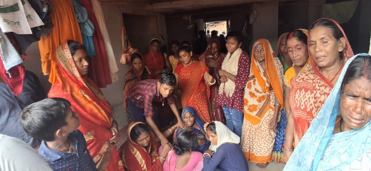 ट्रैक्टर चालक का शव गांव पहुंचते ही उमड़ी भीड़, परिजनों के चीख व पुकार से नम हुई आंखें