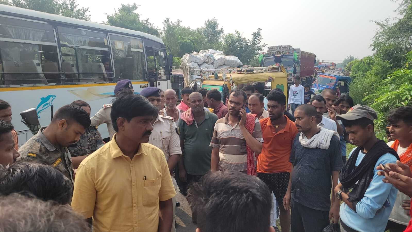 ऑटो चालकों ने सिकंदरा-लखीसराय मुख्य मार्ग को किया जाम