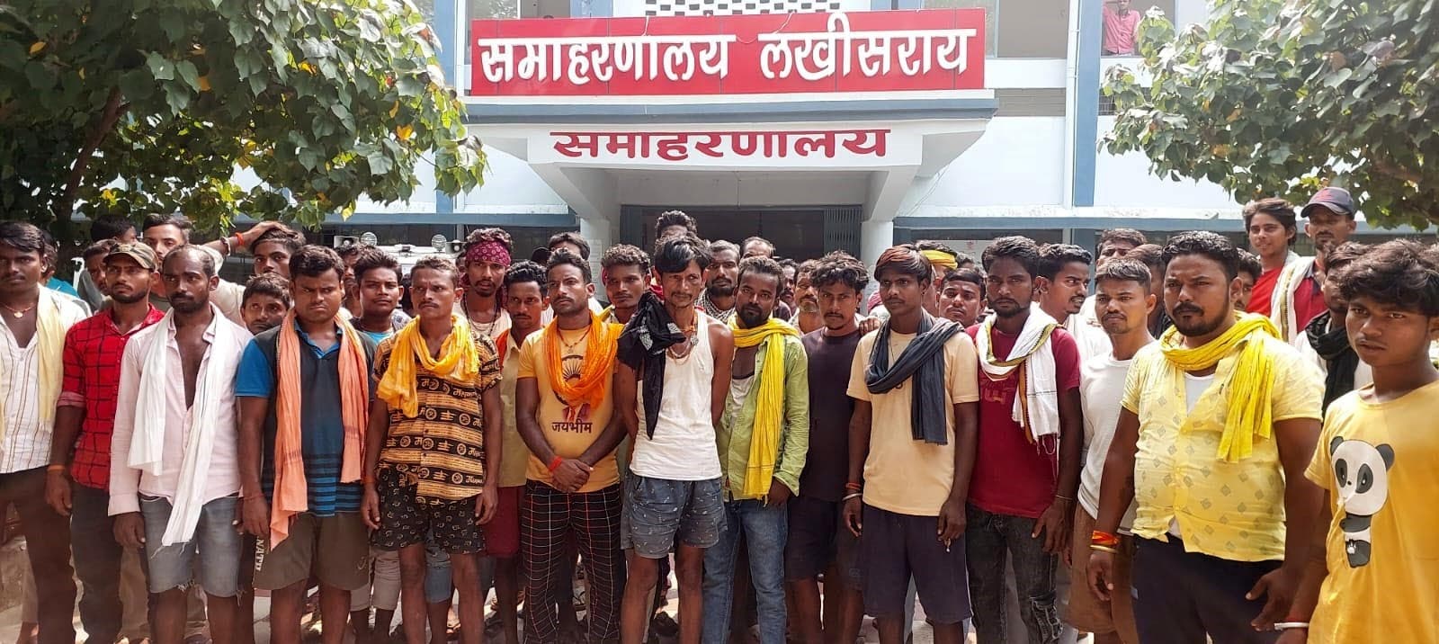 सफाई कर्मियों ने डीएम से मदद की लगायी गुहार