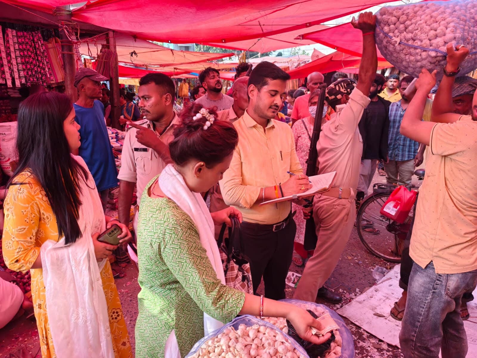 बाढ़ पीड़ितों ने डीएम को सौंपा ज्ञापन