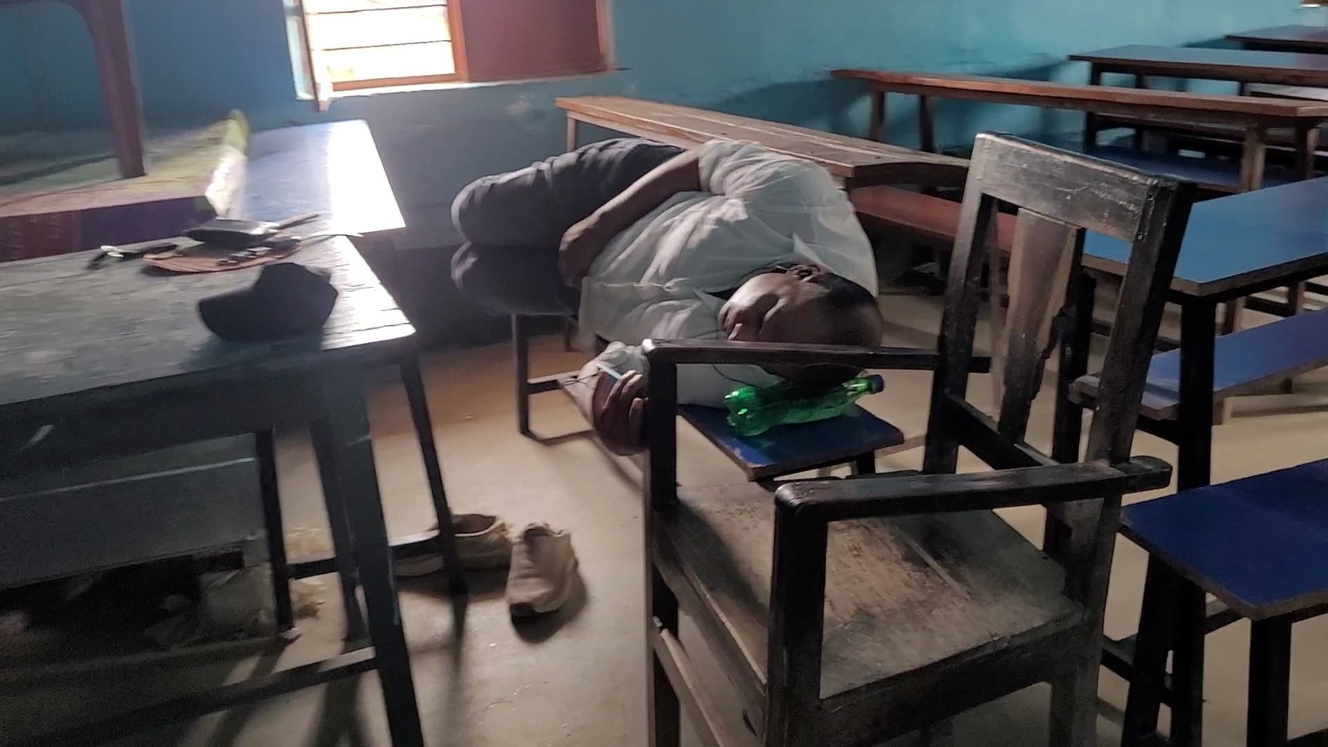 क्लासरूम में सोते शिक्षक का वीडियो वायरल