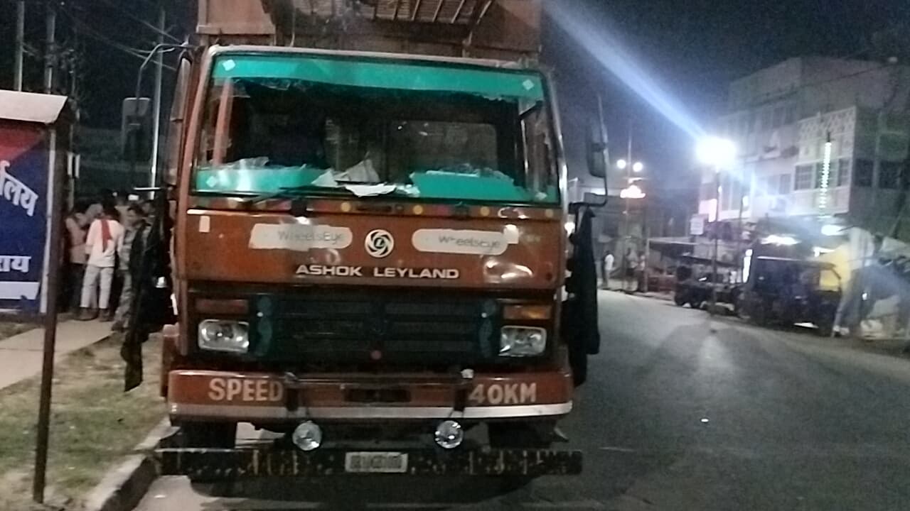 बजरंग दल के कार्यकर्ताओं ने मवेशी लदे ट्रक को रोक की तोड़फोड़