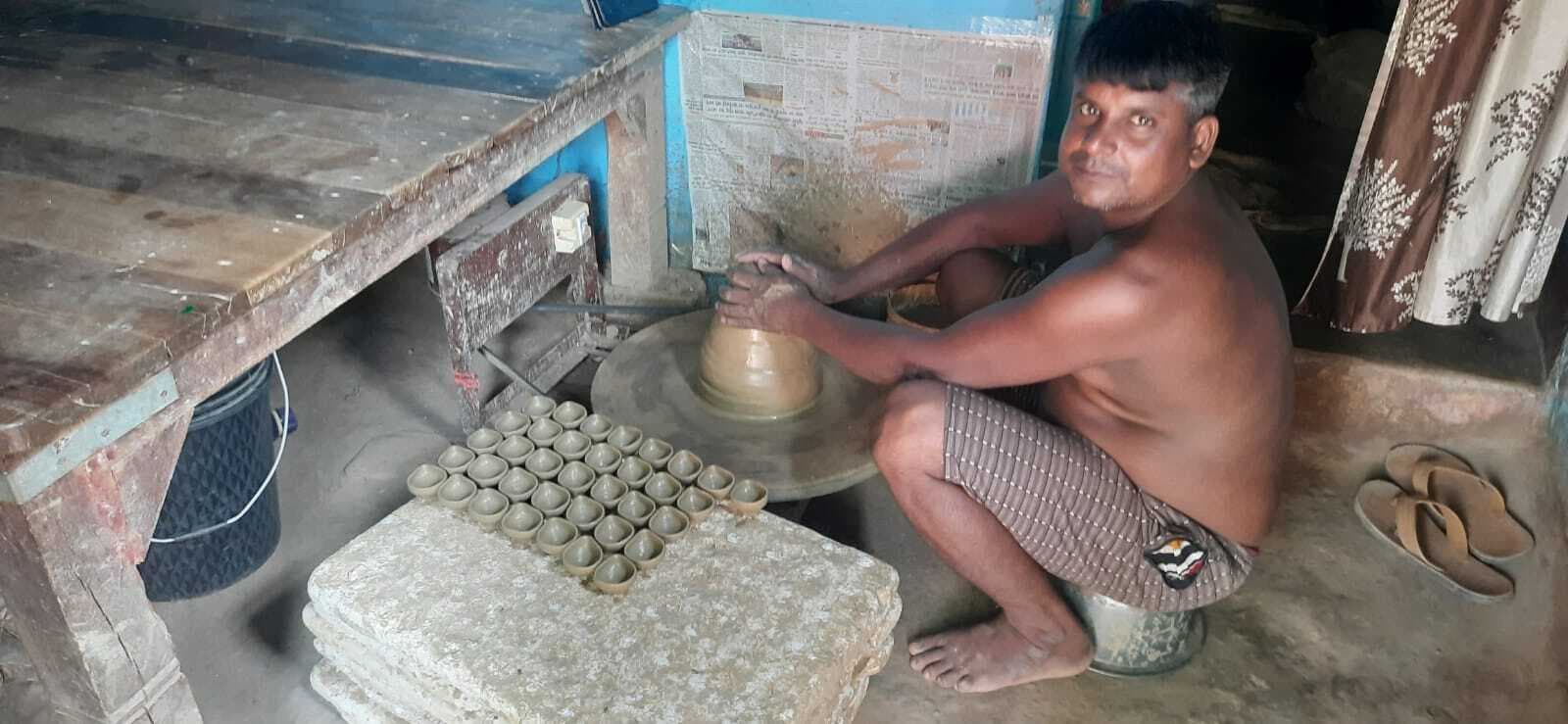 शहर से लेकर गांवों तक बढ़ी मिट्टी के दीये की मांग