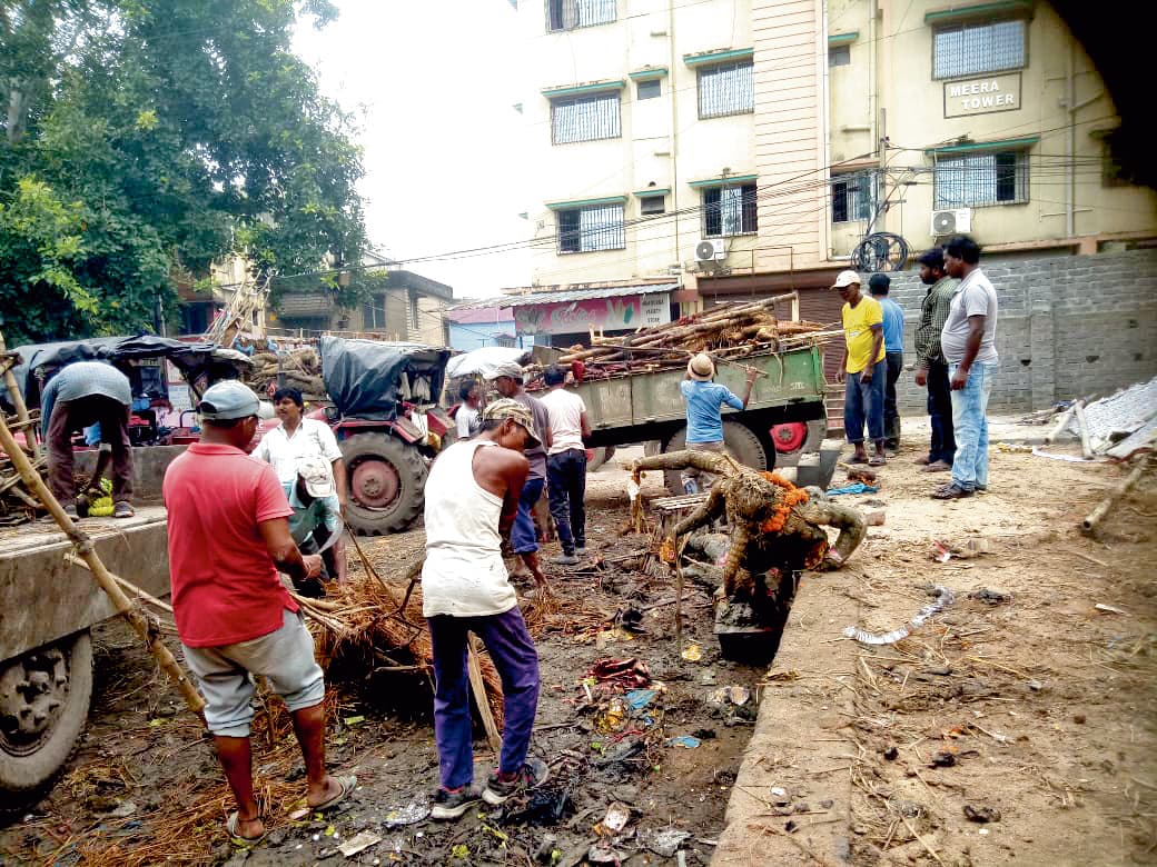 दुर्गा प्रतिमा विसर्जन के बाद निगम जुटा घाटों की सफाई में