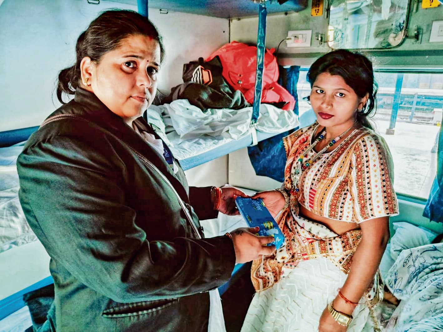 Chhapra News : महिला यात्री ने मांगी मदद तो ट्रेन में पहुंचाया गया सेनेटरी पैड