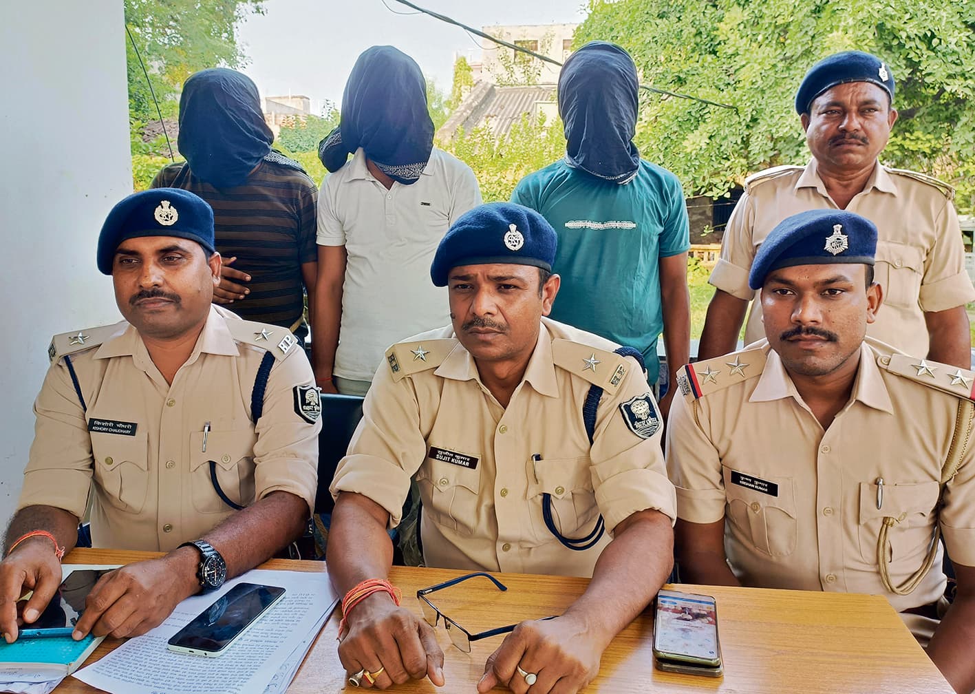 Gopalganj News  : डोरीगंज में लूटी गयी कार बरामद, तीन लुटेरे धराये, तीनों लुटेरे सारण के हैं निवासी