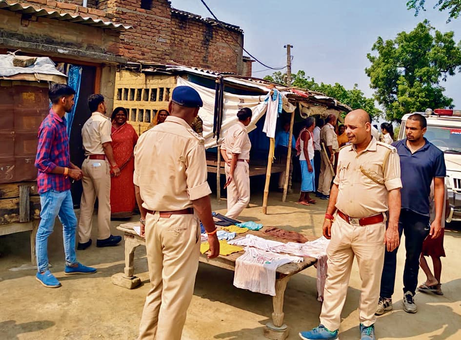 Gopalganj News  : बैकुंठपुर में ड्रोन की मदद से धधकती मिलीं शराब की भट्ठियां, उत्पाद टीम ने किया ध्वस्त
