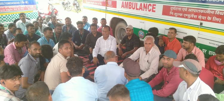 Giridih News: एंबुलेंस कर्मियों मिला एक माह का वेतन, हड़ताल जारी