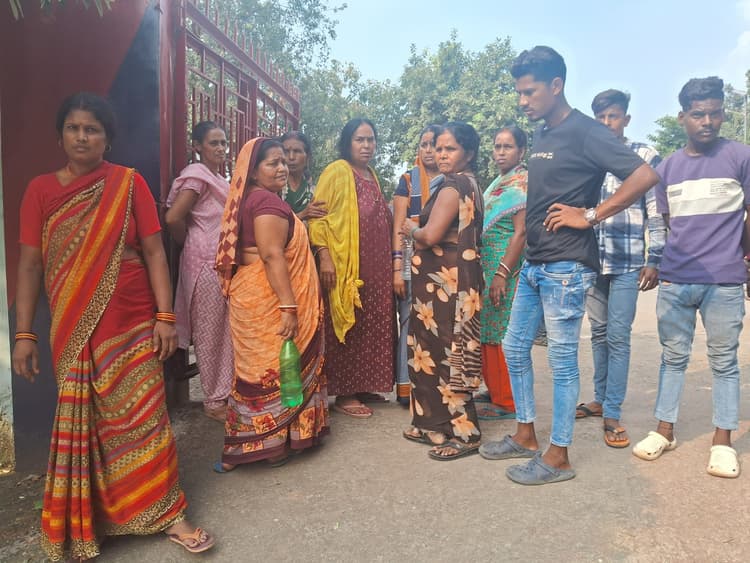 Jamshedpur News : रोहित सिंह हत्याकांड में अपराधियों की गिरफ्तारी के लिए बस्तीवासियों ने घेरा थाना