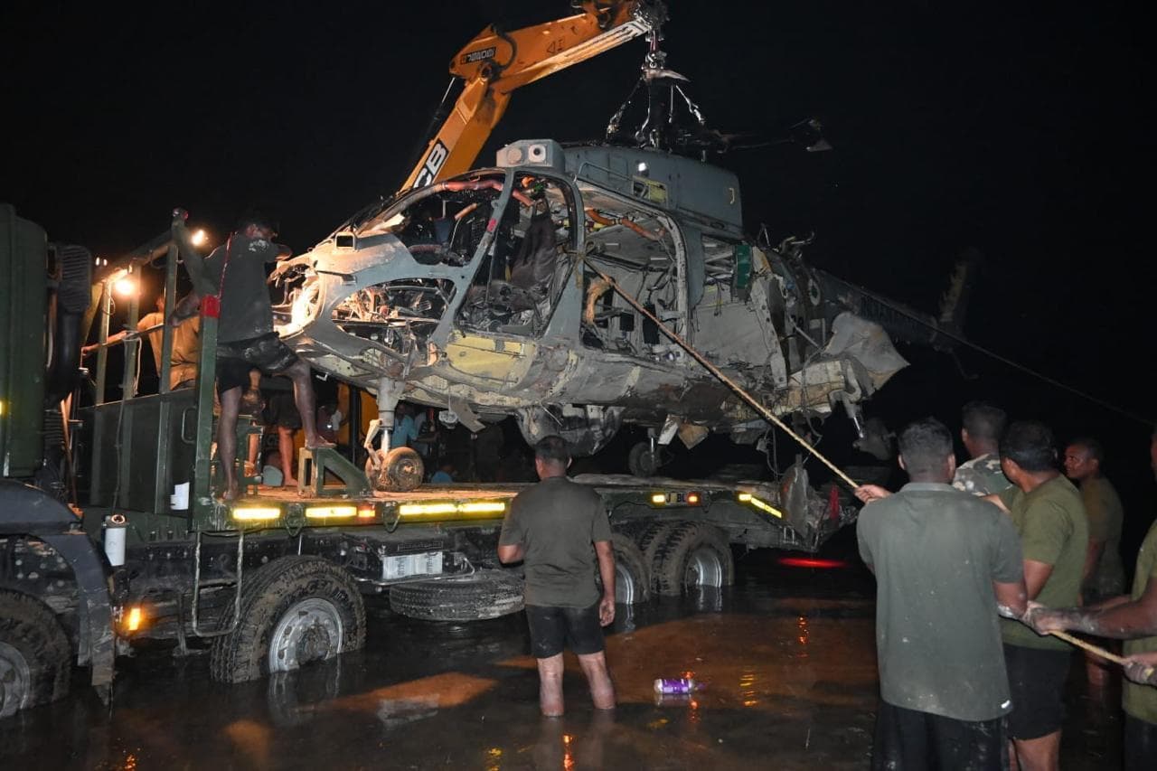 दुर्घटनाग्रस्त वायुसेना के हेलीकॉप्टर को रेस्क्यू कर ले गये सेना के जवान