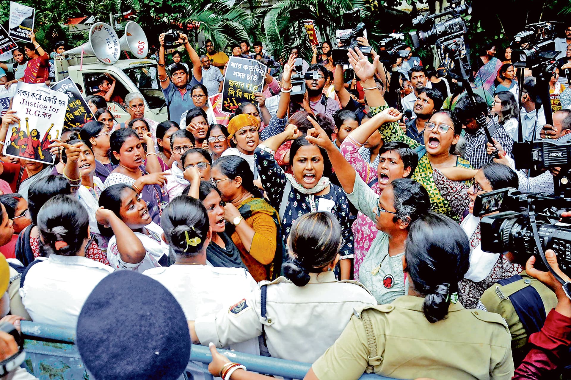 आरजी कर : महिलाओं ने सीबीआइ दफ्तर के पास प्रदर्शन कर पीड़िता के लिए मांगा इंसाफ