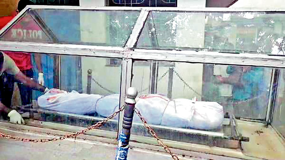 जीवित हालत में युवती के शरीर में लगायी गयी थी आग