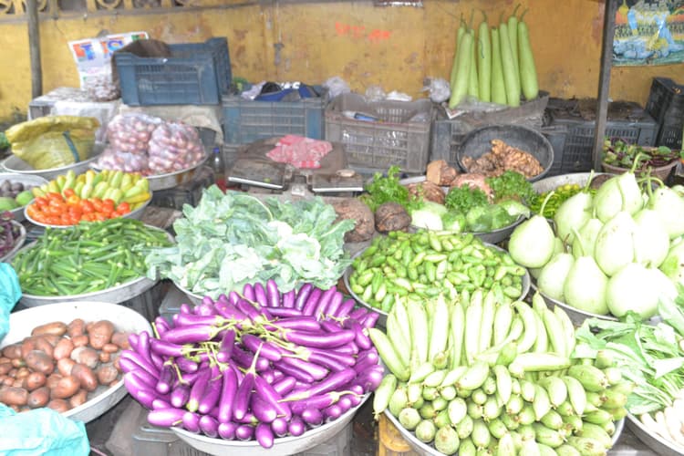 त्योहारी सीजन में भोजन की थाली से गायब हो रही हरी सब्जी