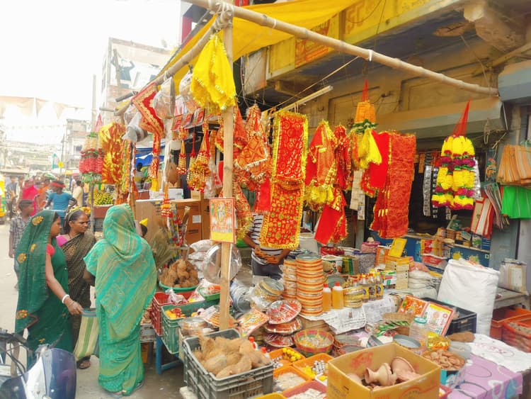 कल मनाया जायेगा सुहाग पर्व करवा चौथ, बाजार में रही चहल पहल