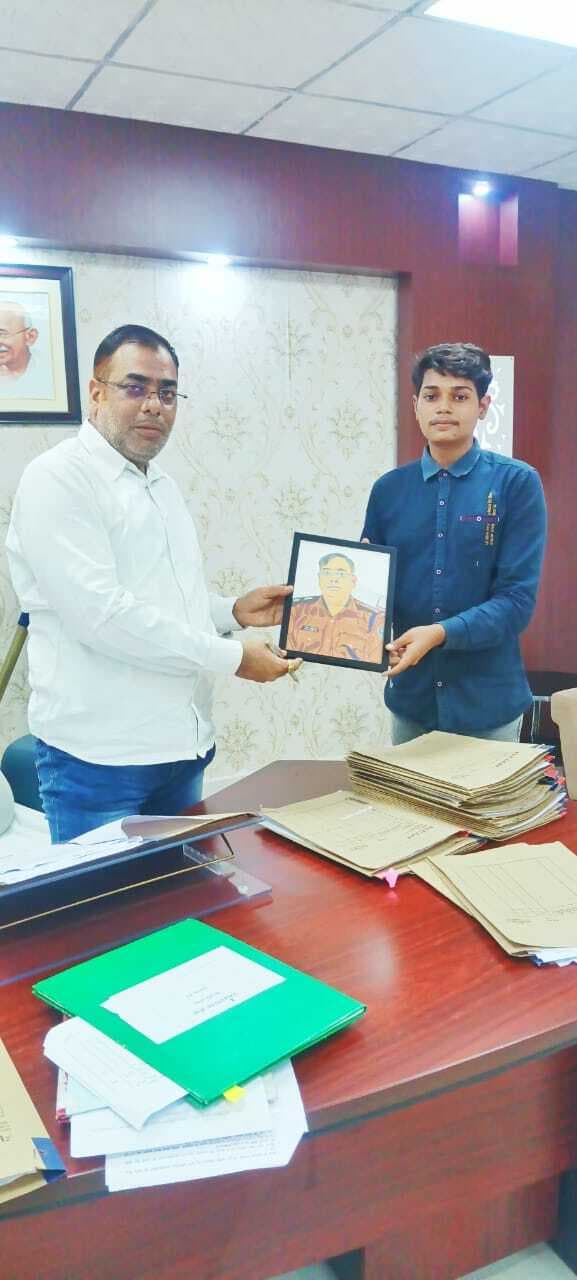 इंटर छात्र का कमाल, ऐसी कलाकारी की सामने शक्ल देख उकेर देता है तस्वीर