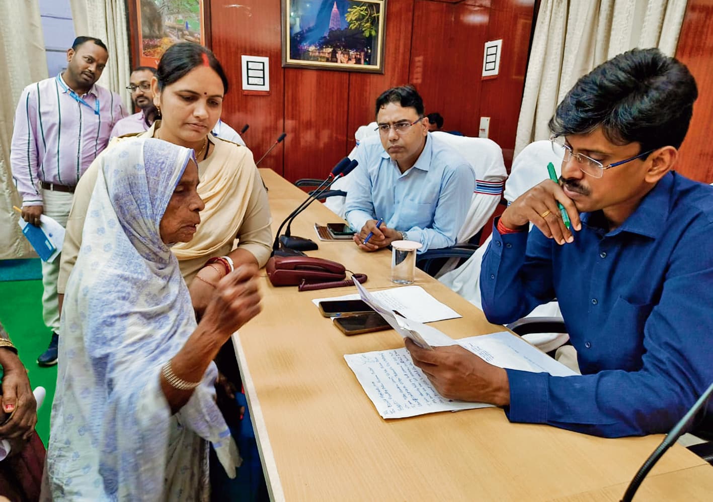 Gaya News : डीएम ने जनता दरबार में सुनी 200 लोगों की शिकायतें