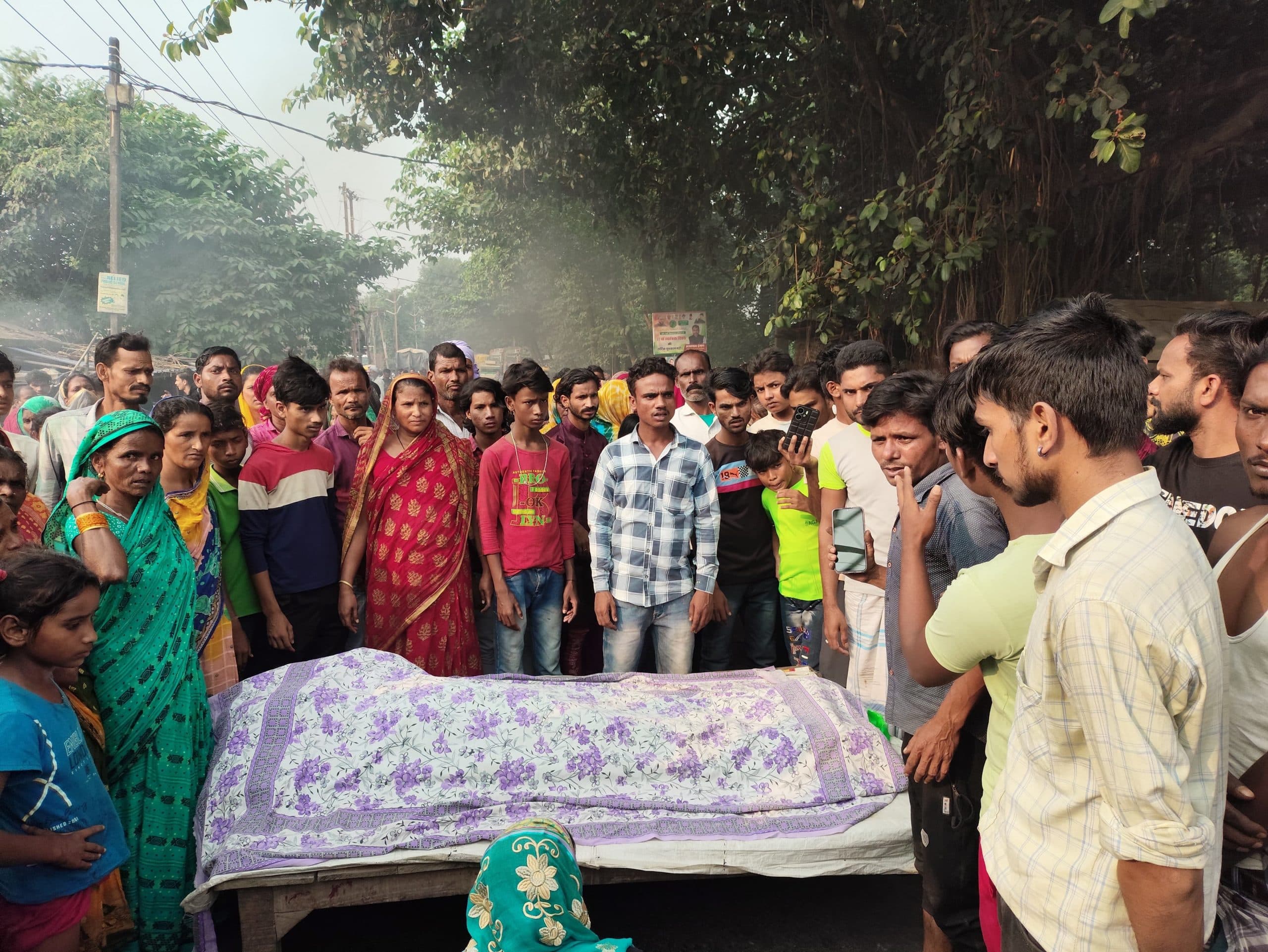 नाबालिग की मौत पर हंगामा, आक्रोशित परिजनों ने टायर जला किशगनंज-बहादुरगंज सड़क किया जाम