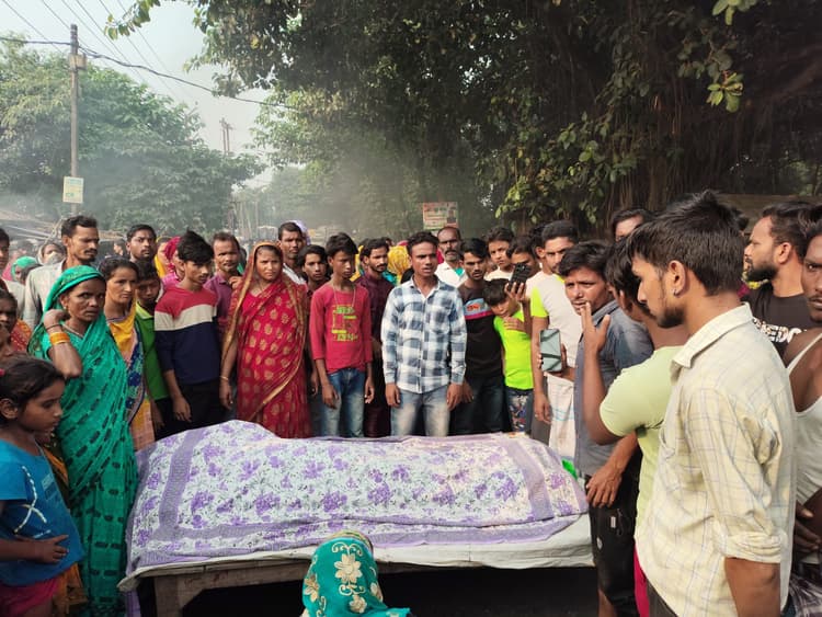 नाबालिग की मौत पर हंगामा, आक्रोशित परिजनों ने टायर जला किशगनंज-बहादुरगंज सड़क किया जाम