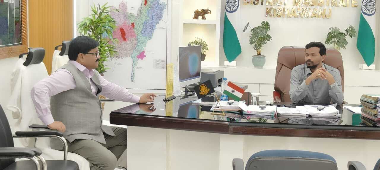 डीएम से मिले पूर्व विधायक मुजाहिद आलम, बाढ़ पीड़ितों को जीआर राशि दिये की मांग