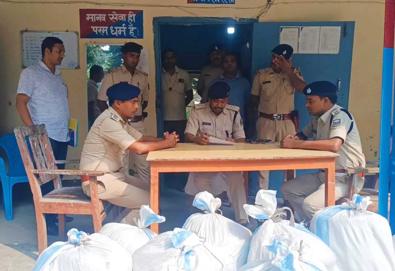 इंडो-नेपाल सीमा पर स्थित पैक टोला गांव से तीन क्विंटल गांजा