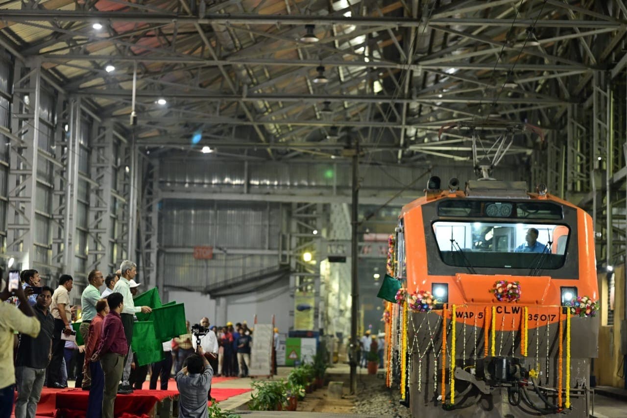 डब्ल्यूएपी-5 एयरोडायनामिक लोकोमोटिव चिरेका से रवाना, अमृत भारत ट्रेनों में होगा उपयोग