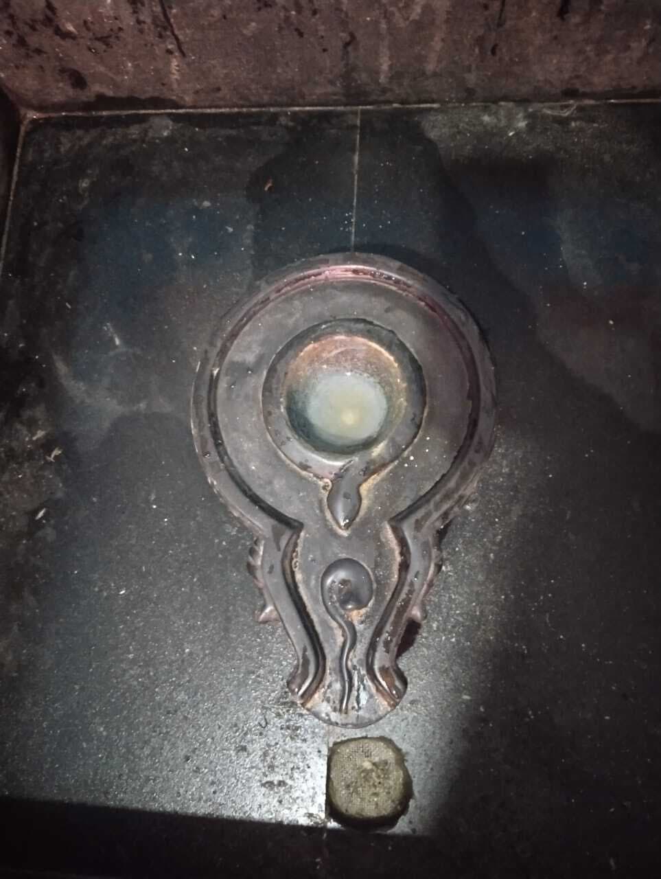 दिघलबैंक थाना परिसर स्थित  मंदिर में अब भगवान भी नहीं रहे सुरक्षित, चोरों ने मंदिर से की शिवलिंग की चोरी