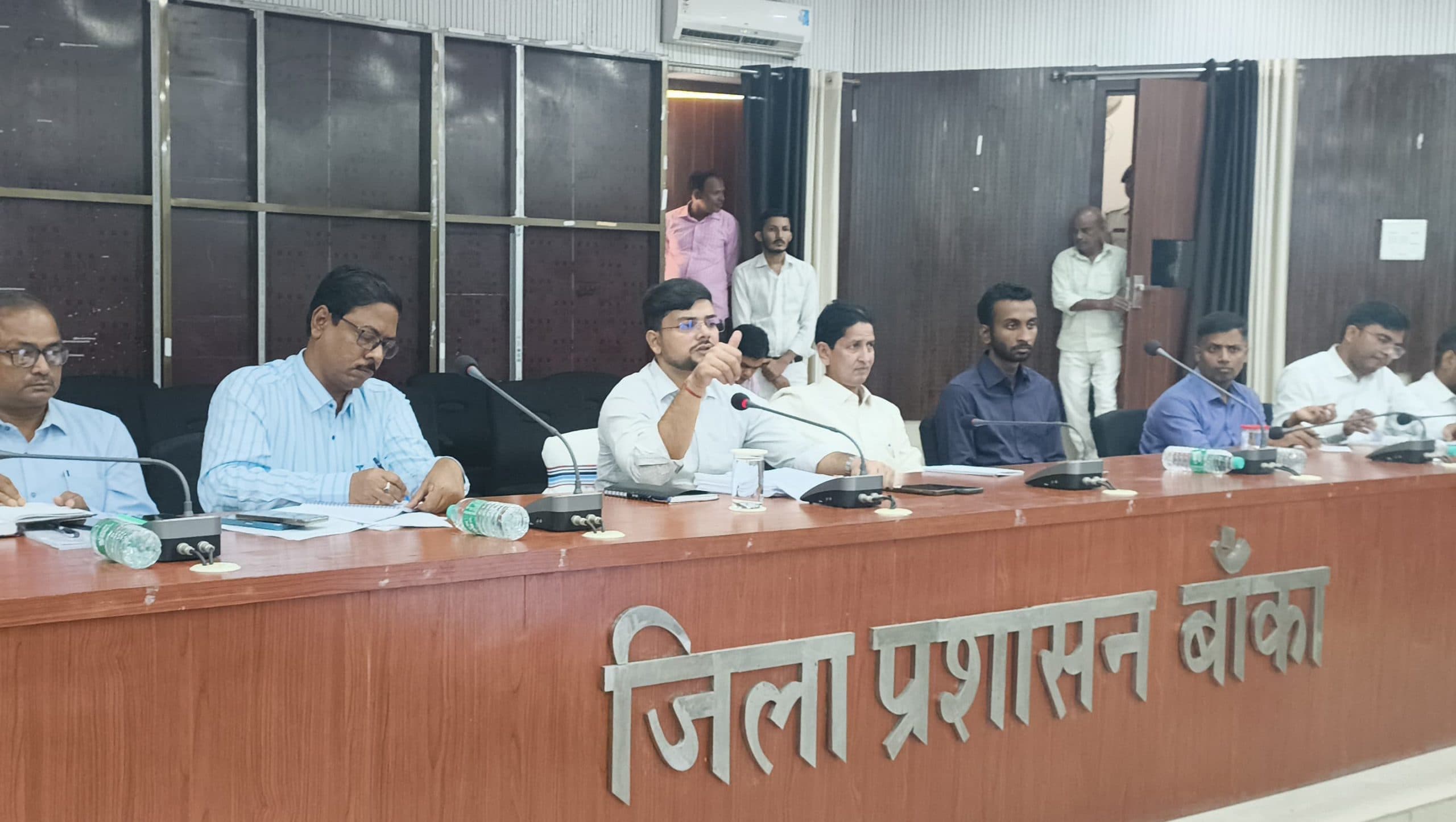 सरकार की सभी योजनाओं का लाभ देना करें सुनिश्चित. डीएम