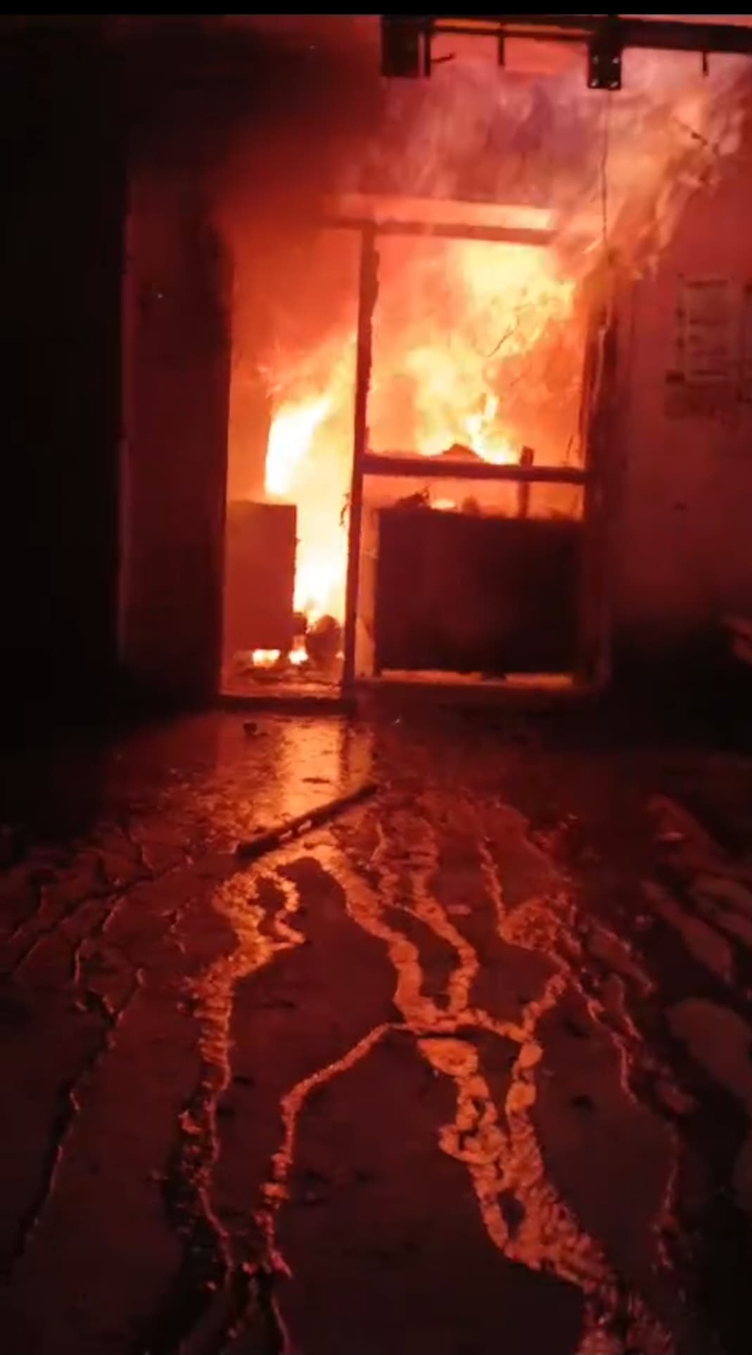 Giridih News:ऑटो पार्ट्स दुकान में लगी आग, लाखों की संपत्ति जली