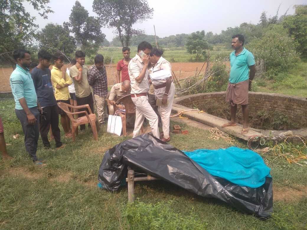 विवाहिता का शव कुआं से बरामद, परिजनों ने ससुराल वालों पर लगाया हत्या का आरोप.