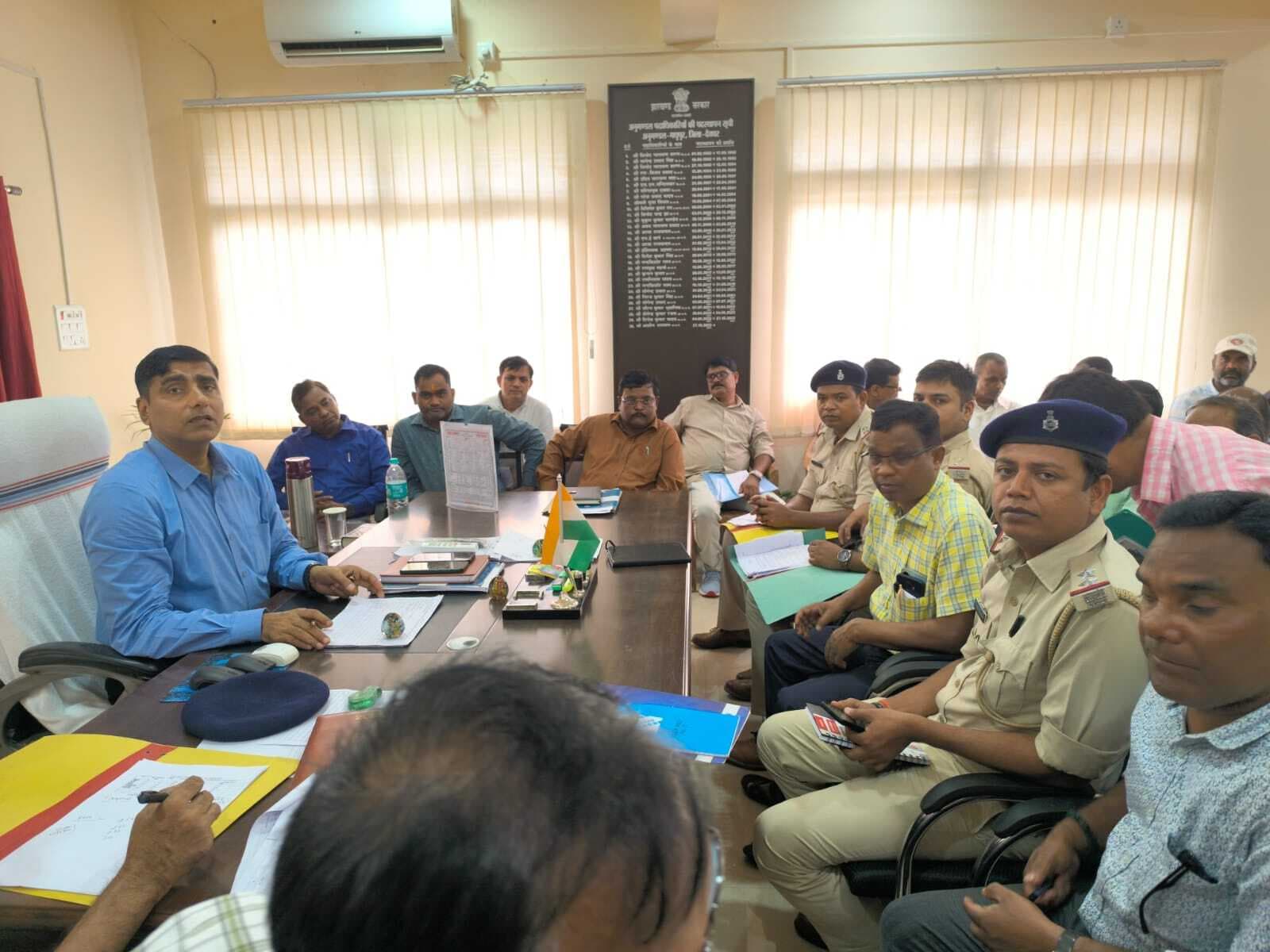 क्रिटिकल व वल्नरेबल बूथों की सूची बनायें, चुनाव को प्रभावित करने वालों को करें चिह्नित : एसडीओ