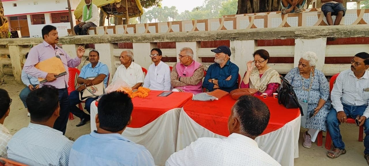 चरथ भिक्खवे यात्रा दल केसरिया स्तूप पर पहुंचा