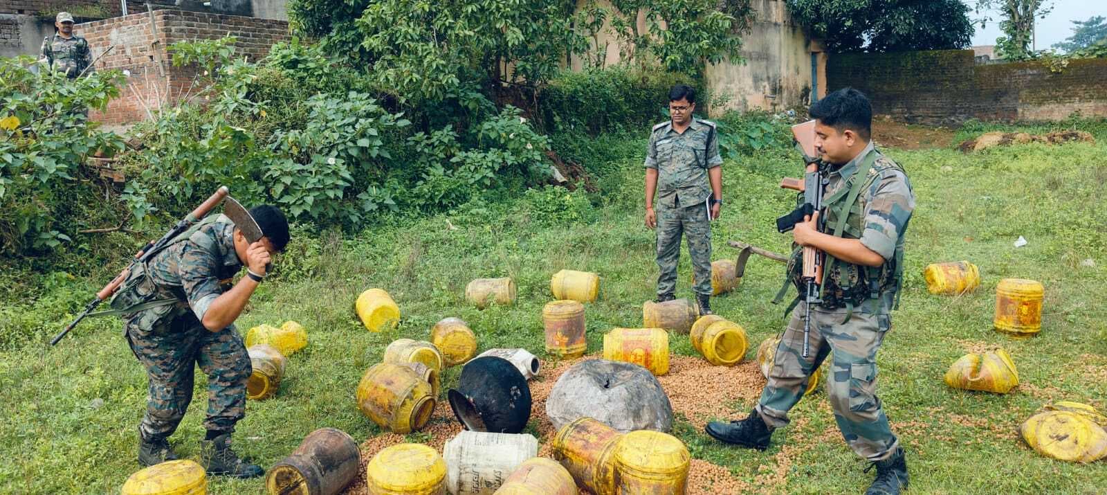 Giridih News:अवैध महुआ शराब के ठिकानों पर छापा, भारी मात्रा में जावा महुआ किया नष्ट