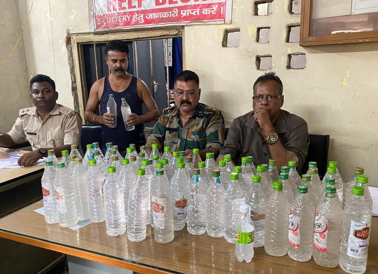 BOKARO NEWS: 82.2 लीटर देसी व 70 लीटर महुआ शराब जब्त , एक गिरफ्तार