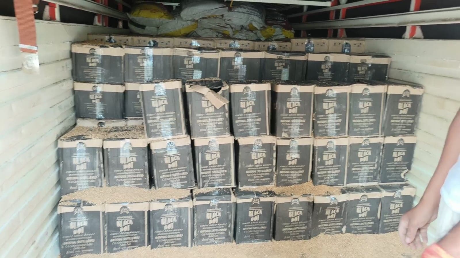 Samastipur News: दो वाहनों पर लदे भारी मात्रा में अंग्रेजी शराब बरामद, एक धंधेबाज गिरफ्तार