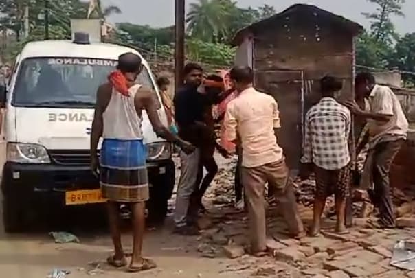 न्यू गंगासागर मोहल्ले में सड़क से हटा अतिक्रमण