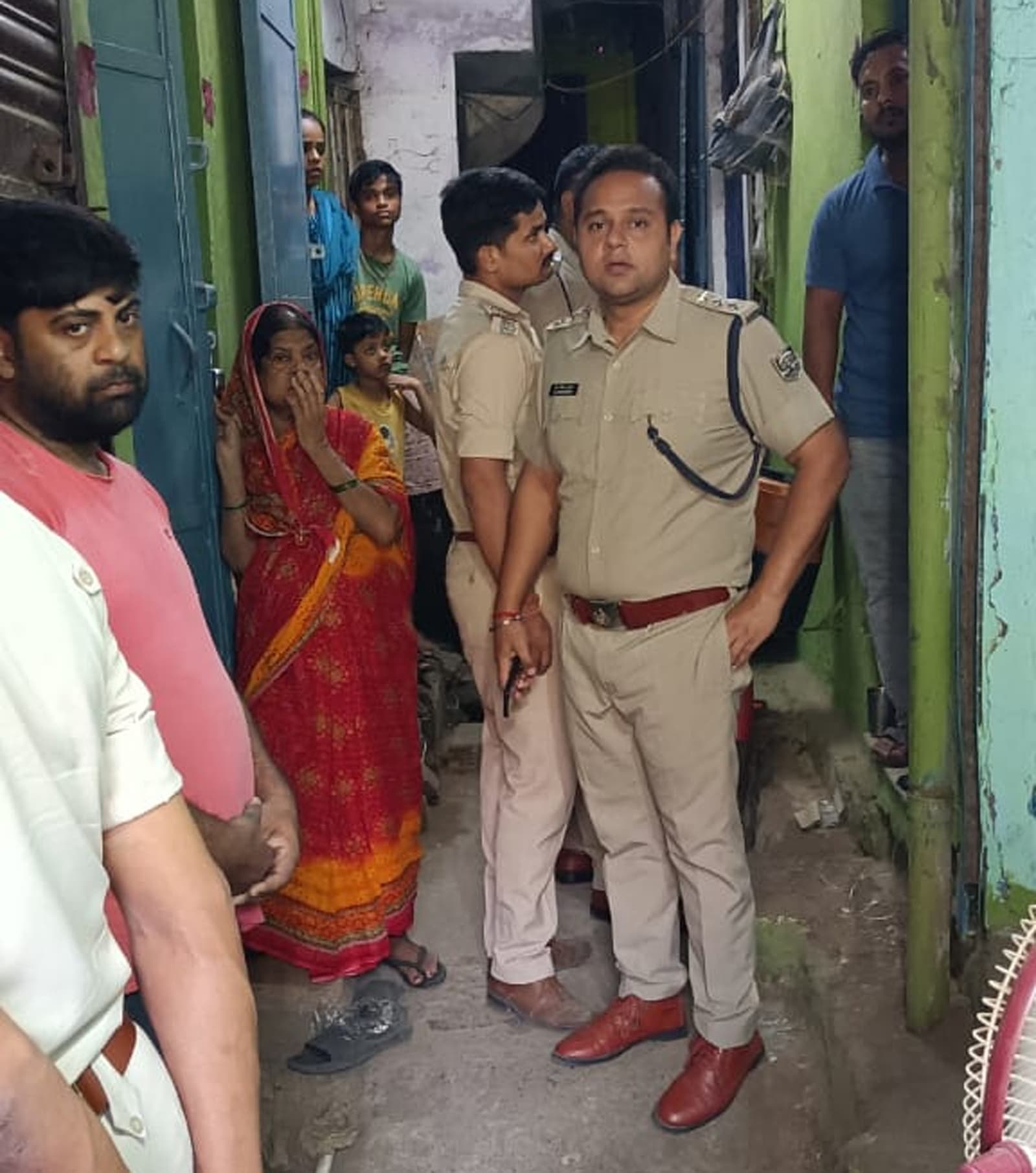 मसूरगंज में छापेमारी में 27 कार्टन पटाखे जब्त, एक को किया गिरफ्तार